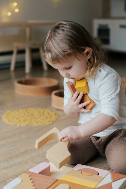 Imagem mostra criança montando brinquedo pedagógico, evidenciando como a interação afetiva promove o desenvolvimento cognitivo