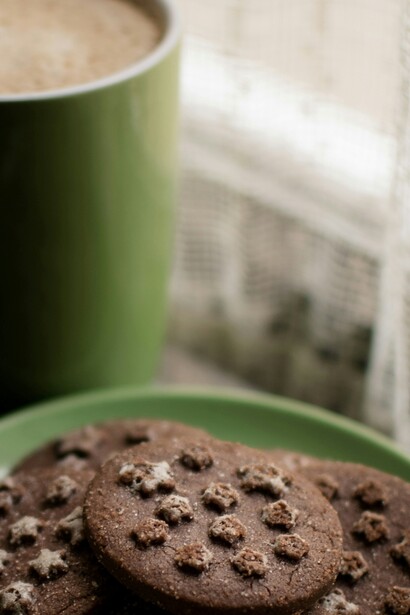 Prima di uscire, di pensare, di parlare, di agire, c’è da vestirsi. Scegliere bene cosa indossare, magari una parola soltanto, e per cappello una virtù