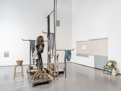 Tatiana Trouvé, La vie étrange des choses, vue d'exposition. Avec l'aimable autorisation de la Collection Pinault