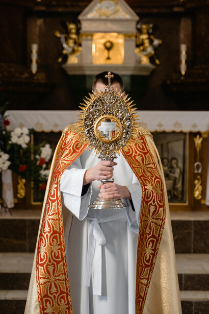 Sacerdote durante un servicio religioso