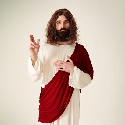 La scena di Cana diventa simbolo della trasformazione interiore, in cui la materia semplice si trasfigura in segno di speranza e di festa per tutta la comunità