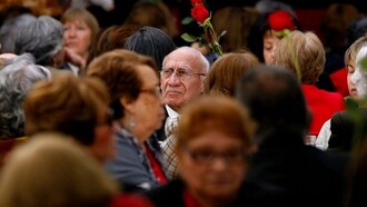 La pirámide demográfica en España muestra una sociedad envejecida