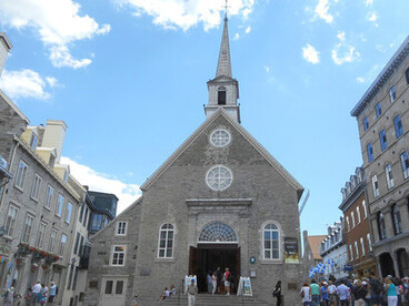 En este sentido, el patrimonio distante no busca abolir el acto de nombrar, sino desplazar su sentido. Iglesia de Nuestra Señora de las Victorias, Plaza Real, Quebec, Canada