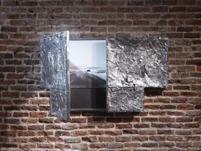 Timsam Harding, Ni de lejos cerca, vista de exhibición. Cortesía de la Galería T20