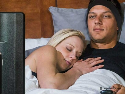 Una pareja viendo la televisión en la cama