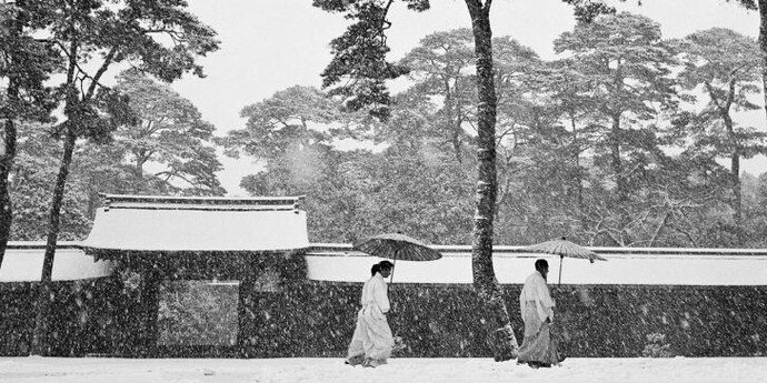 Werner Bischof, Courtyard of the Meiji shrine, Tokyo, Japan, 1951 © Werner Bischof / Magnum Photos