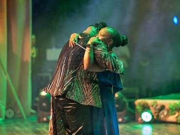 Entre luzes verdes e gestos espontâneos, a apresentação revela a dimensão afetiva do projeto “O Compositor”. O concerto oscilou entre rigor técnico, improviso e forte entrega emocional