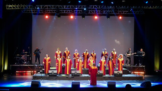 Soul Gospel Medellín durante una presentación. El grupo coral trasciende la música, conectando profundamente con las emociones de su audiencia