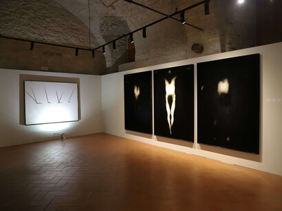 Salvifica e tra pelle e profondo, vista della mostra. Per gentile concessione del LabOratorio degli Angeli