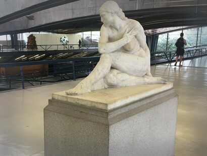 Eva, de Victor Brecheret. Estampa o texto de Ivan “Victor Brecheret”, apresentação e análise de esculturas. Reivindica, para ele, o Pensionato do Estado, permanência de aperfeiçoamento em Paris. Insere o artista na “ronda dos inovadores” – Ivan Mestrovic (croata), Émile Antoine Bourdelle (francês), Carl Millès (sueco), expoentes europeus da escultura moderna