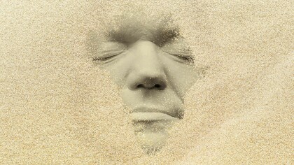 Máscara con el rostro de St Germain creada por el artista urbano Gregos