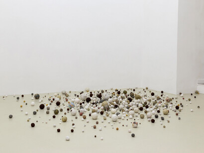 Satoshi Hirose, Untitled (tama), 2015 (1991-2015), carta, colla, dimensioni variabili,
Courtesy Galleria Umberto Di Marino, Napoli, Italy,
foto Danilo Donzelli