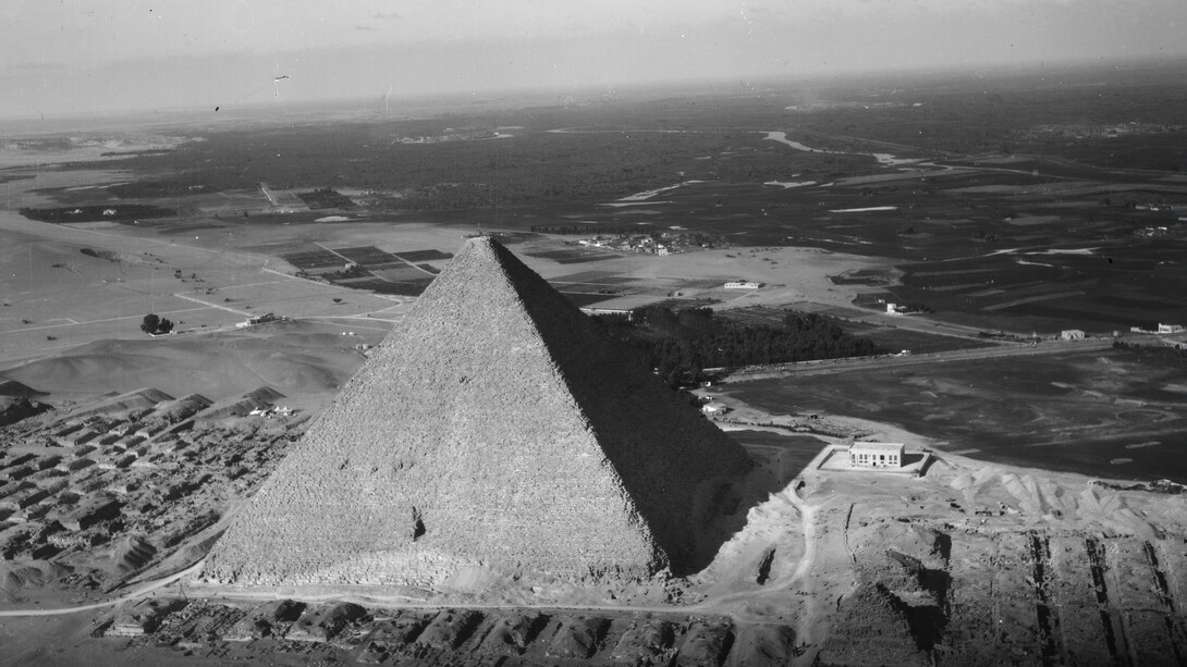 Mittelholzer earned international fame with his flights to distant lands. This photograph shows the Pyramid of Giza. ETH Library, Zurich