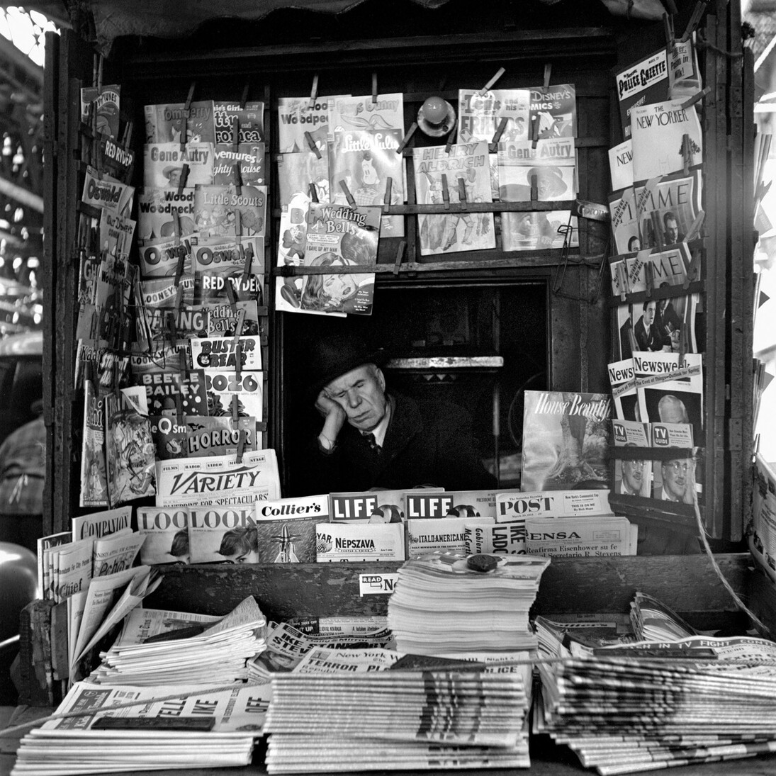 Vivian Maier, New York, March 1954, 40x50 cm(16x20 inch.) , © Vivian Maier/Maloof Collection, Courtesy Howard Greenberg Gallery, New York