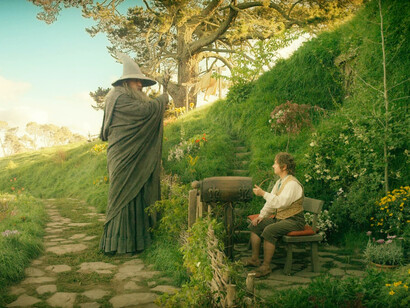 Bilbo en una grata conversación con Gandalf. Momentos como ese son los que agregan valor a la vida