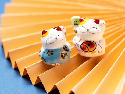Pequeños maneki-neko, figuras que se cree atraen la buena suerte