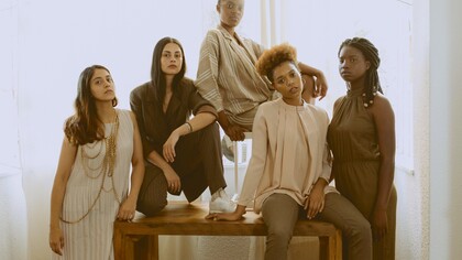 Grupo de mulheres unidas por suas diversidades