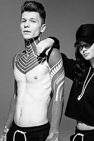 Modelos usando as mesmas roupas. A moda de gênero emergiu como um movimento cultural e social significativo