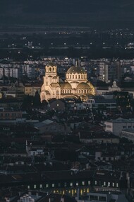 Sofia è la capitale della Bulgaria e una delle città più antiche d’Europa, con oltre duemila anni di storia. In copertina una foto notturna di Sofia, Bulgaria