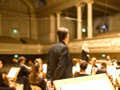 Der Dirigent provoziert und organisiert gemeinsame Aktionen für die Musik