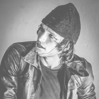 Nicolò Sordo. Grande appassionato di stivali a punta e camicie hawaiane, con lo pseudonimo Niki Neve ha pubblicato una raccolta di racconti, Col Angeles, vincitore del Premio Scritture di Lago 2022 e un album di canzoni, "Inferno grande"