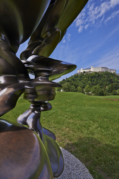 Tony Cragg, Runner, 2013, Bronze, 360 x 251 x 146 cm (141.73 x 98.82 x 57.48 in), © Anthony Cragg, Courtesy: Galerie Thaddaeus Ropac Salzburg Paris, photo: Stefan Zenzmaier