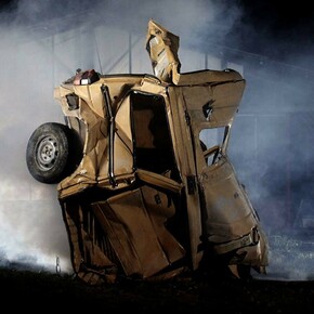 Florian Pugnaire et David Raffini, Energie sombre, 2012. Vidéo HD, 15 minutes, Ed 1/5 (comprise dans l’installation) Sculpture, Wolkswaggen transporter, chaînes Env. 200 x 120 x 300 cm, Courtesy des artistes et de la galerie Torri, Paris.