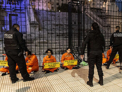 La protesta ciudadana frente al avance extractivo expresa la defensa colectiva de bienes comunes que no pueden quedar sometidos al interés privado. Fotografía: Sebastián Pani / Greenpeace