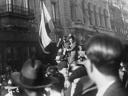 Celebración en las calles de Madrid tras la proclamación de la II República, el 14 de abril de 1931