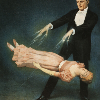 Mago estadounidense (Harry) Kellar. Esta vez la dama levitando lo hace en la otra dirección, mostrando la versatilidad del maestro- Levitación. Cincinnati, Nueva York, ca. 1894