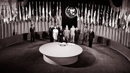 El 1 de enero de 1942, representantes de 26 naciones aliadas apoyan la Carta del Atlántico mediante la firma de la 'Declaración de las Naciones Unidas'