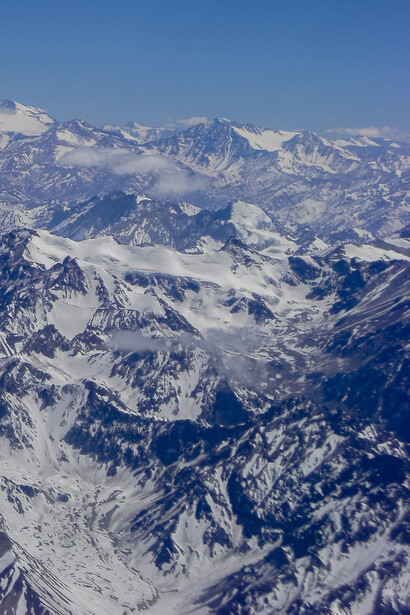 Sus canciones y novelas retrataron las minas de carbón, los paisajes del sur y las injusticias sociales de Chile, dando voz a trabajadores, campesinos y exiliados. Cordillera de los Andes, Chile