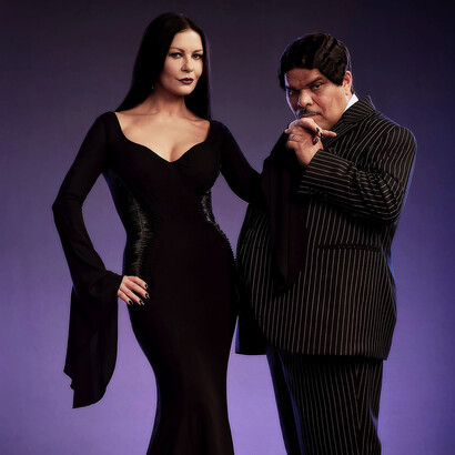 Catherine Zeta-Jones y Luis Guzmán interpretan a Morticia y Gomez Addams en la serie de televisión «Wednesday» 