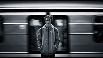 Ragazzo in stazione. Tran tran tran, era anche il rumore di quella rabbia che avevo dentro, senza vederla, si fece sentire sempre di più, sempre più forte, io non me ne resi conto ma forse, come quell’ape, avevo bisogno d’aiuto