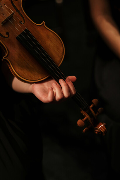 El primer acorde de una sinfonía, vibrando en los huesos, despierta ese asombro que estremece y fascina a la vez, como si el sonido revelara un poder mayor que nuestra propia fragilidad