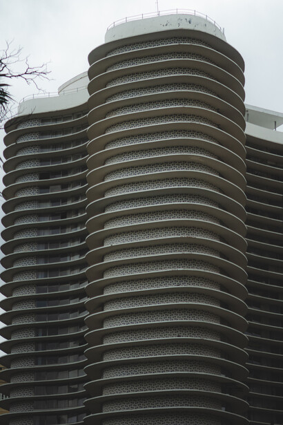 Ângulo frontal do Edifício Niemeyer, contruído em 1954 na Praça da Liberdade, centro histórico de Belo Horizonte, Minas Gerais, Brasil