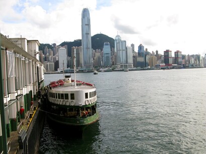 Molo di Tsim Sha Tsui, uno dei traghetti passeggeri che fanno la spola tra l'isola di Hong Kong e Kowloon  
