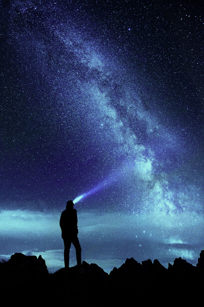 Una persona usando una linterna para iluminar en la noche