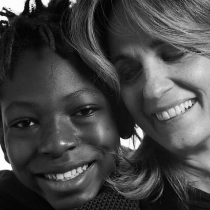 Gabriella Nobile con il figlio adottivo, foto Zach Gold