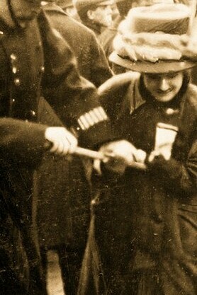 Imagenes del "Viernes negro" de 1910 en Londres, Inglaterra, donde las mujeres marcharon hacia el Parlamento para reclamar por su derecho al voto