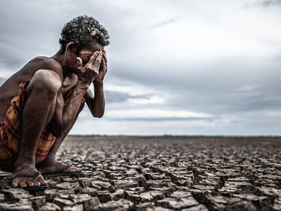 Los valores ideológicos no son universalmente compartidos; están estrechamente ligados a nuestra extracción de clase social. La ideología, como contenido del pensamiento y como patrón intelectual, refleja los elementos involuntarios de nuestro comportamiento que forman parte de nuestra herencia indeleble