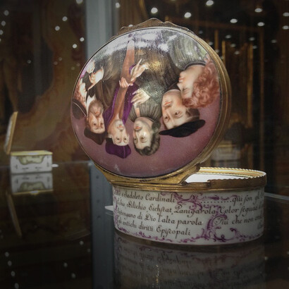Tabacchiera degli eresiarchi. Manifattura Doccia 1760, Museo Duca di Martina di Napoli, Italia, (esterno)