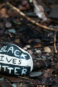 Pedra pintada com a o slogan "vidas negras importam". Muitas obras vão além da estética e da técnica, tentando ao máximo provocar, questionar ou transmitir ideias complexas