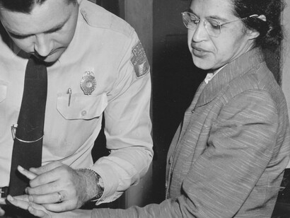 Rosa Parks é fichada após se recusar a ceder seu assento no ônibus a um homem branco no Alabama, Estados Unidos, 1955. A educação histórica pode ensinar sobre direitos civis e deveres cívicos, aumentando a conscientização sobre a importância da participação ativa na democracia