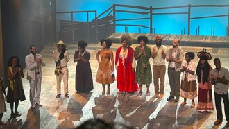 Elenco da adaptação para o teatro de Torto Arado agradece público ao fim de apresentação. Riquíssimo na explanação e desenvolvimento das personagens, mergulhamos e sentimos junto a elas, as suas emoções, seus medos, suas vitórias e suas derrotas, através de uma narrativa que muda de perspectiva à medida que muda a primeira pessoa que está narrando a história