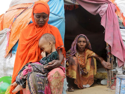 Grupo de desplazados por la sequía y la hambruna en Somalia