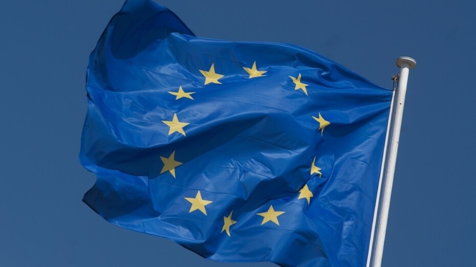 A pesar de las dificultades, la bandera de la Unión Europea sigue ondeando como un símbolo de esperanza
