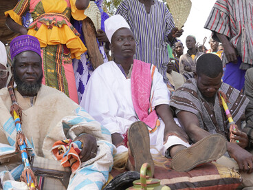 Rassemblés en pleine campagne, ces hommes incarnent la société civile souvent prise entre gouvernance fragile, insécurité et quête d’un ordre politique durable en Afrique de l’Ouest