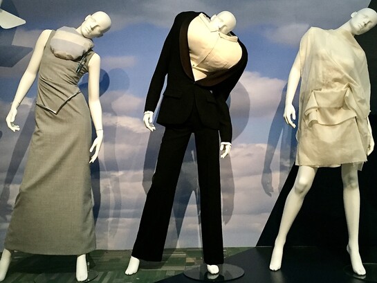 Ode à la mode : G+N « robe » 1966, Viktor & Rolf « smoking » 1998, Alexander van Slobbe « robe » 2010.