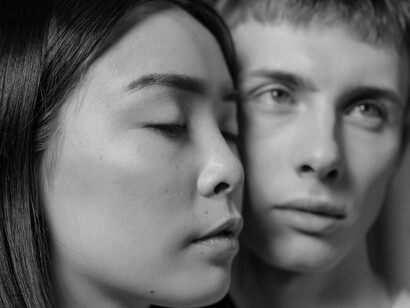 Nos alicerces do dia, as várias mortes em que durmo, a vida transformou-me numa pessoa quebradiça, sem vontade, anestesiou-me até ficar prisioneiro da memória de coisas desaparecidas, cinema, mentiras, paralelos na estrada, barricadas, algibeira vazia, corpo frágil entre os dedos, o espanto da infância, dores, sonhos e sorrisos